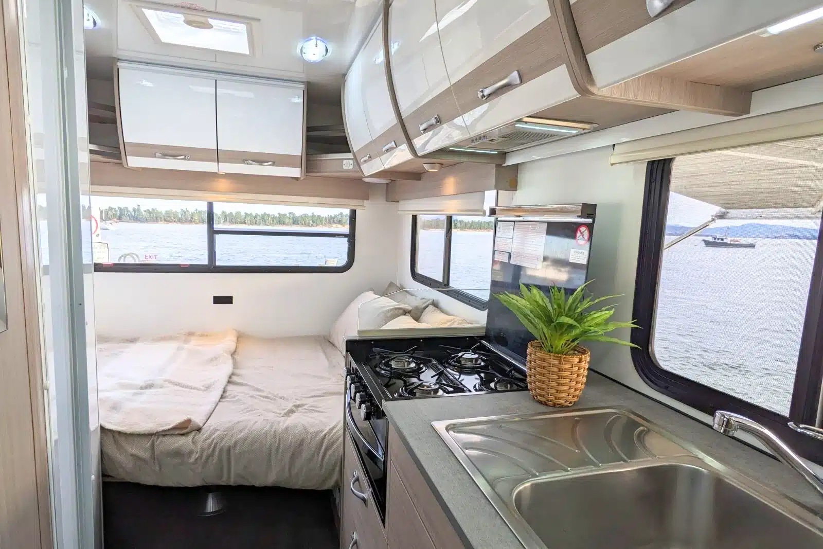 Cruisin 4 Berth deluxe bed | camper-boeken.nl