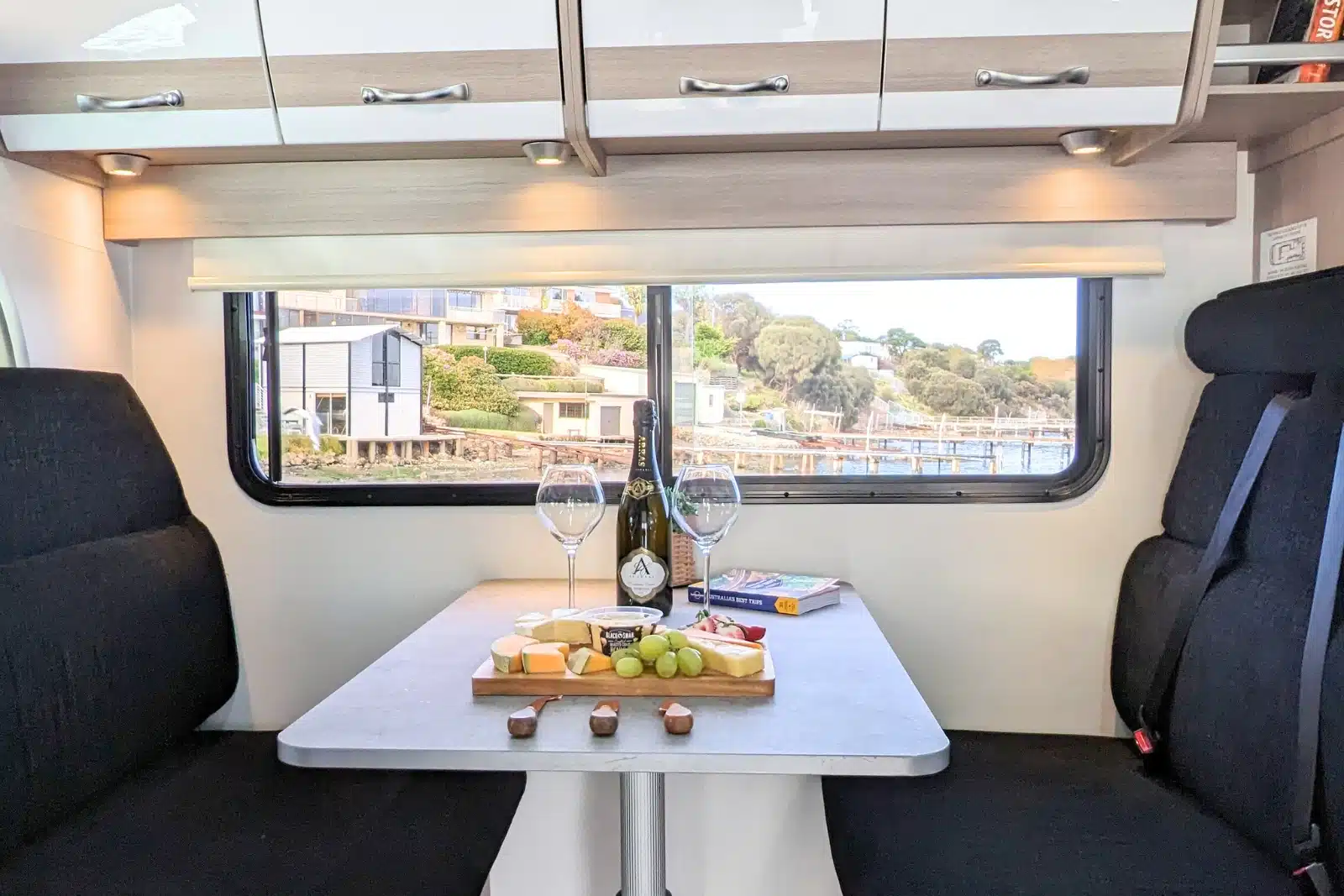 Cruisin 4 Berth deluxe dinette | camper-boeken.nl