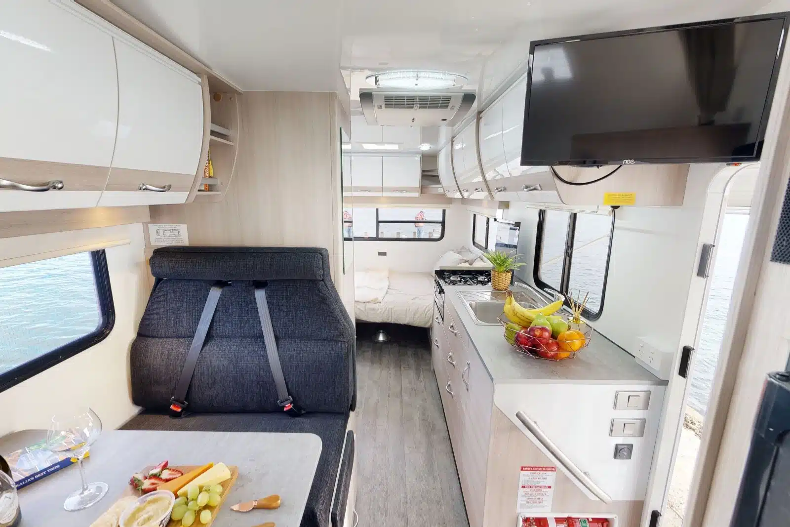 Cruisin 4 Berth deluxe interieur | camper-boeken.nl