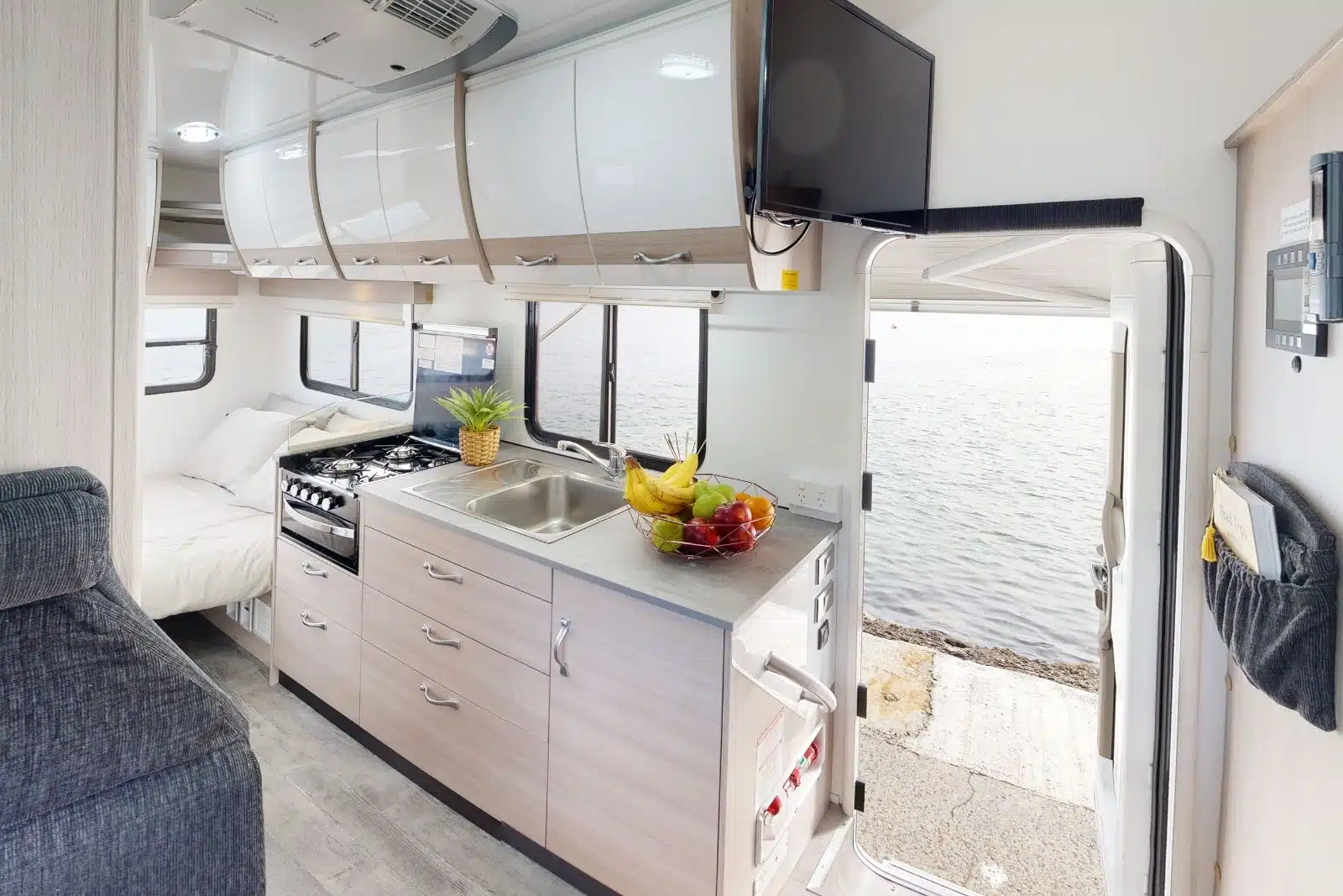 Cruisin 4 Berth deluxe keuken | camper-boeken.nl